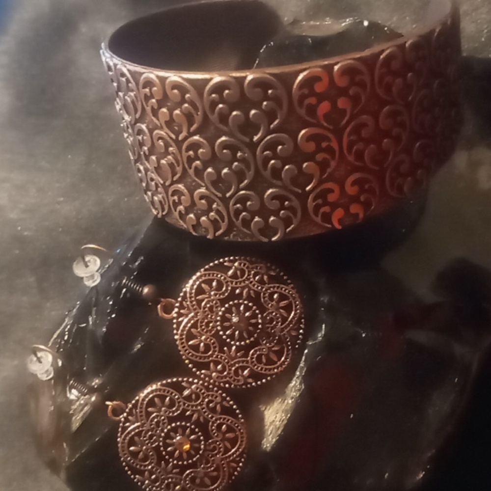 Copper tone cuff bracelet & earrings. Nwt.
